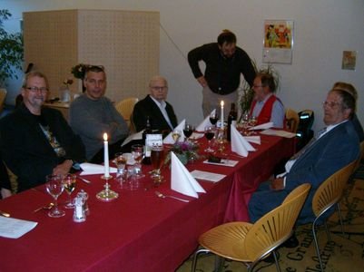 Fra venstre: Gert Fabrin, Jens Hjorth Hansen, Oscar Udsholt, Peter Kjærsgaard, Bent Kjærsgaard, Dede Bemberg (bag Povl) og Povl Rasmussen