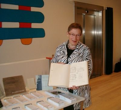 Minna Kragelund med bøger og foldere om Bedre Byggeskik